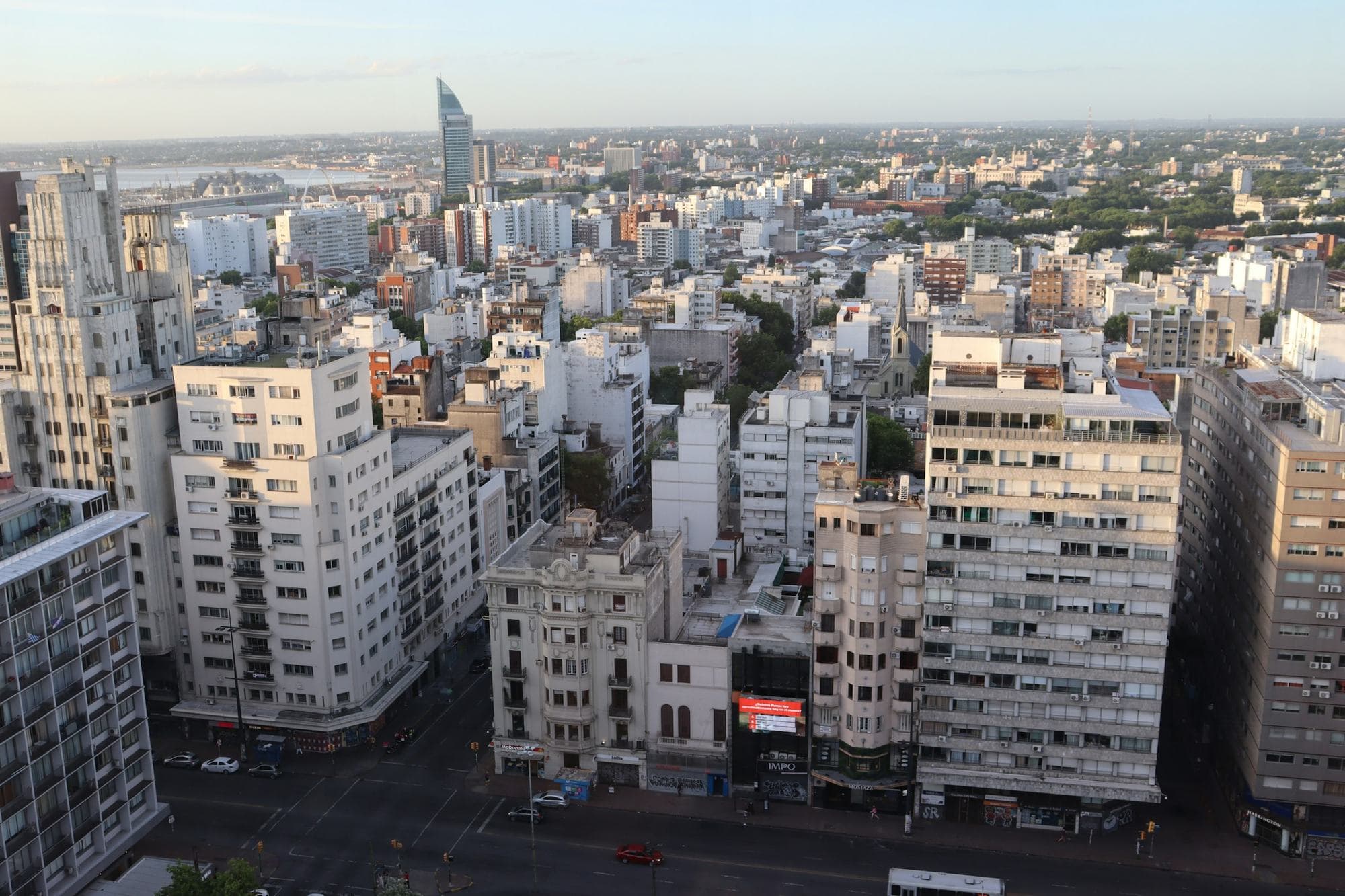 Montevideo desde lo alto: edificios de oficinas y de viviendas hasta la bahía