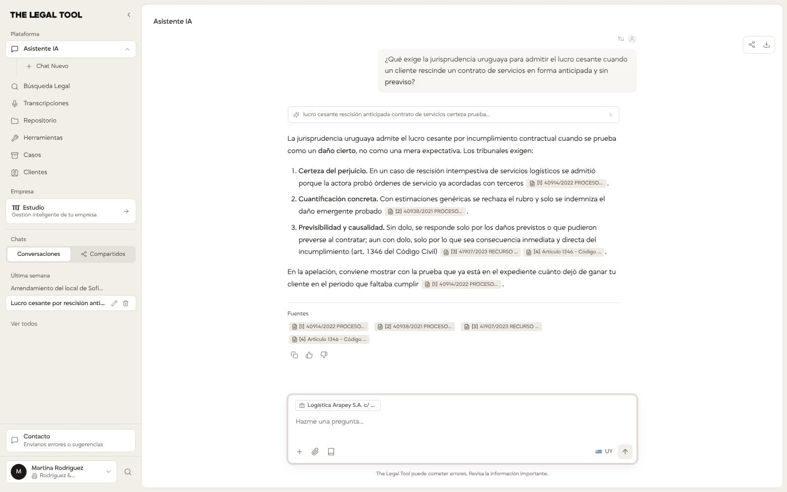 Conversación con el Asistente IA sobre el lucro cesante por la rescisión anticipada de un contrato de servicios: la respuesta explica tres requisitos que exige la jurisprudencia uruguaya, con citas a sentencias y al artículo 1346 del Código Civil, y en la caja donde escribís la próxima pregunta queda asociado el caso del cliente