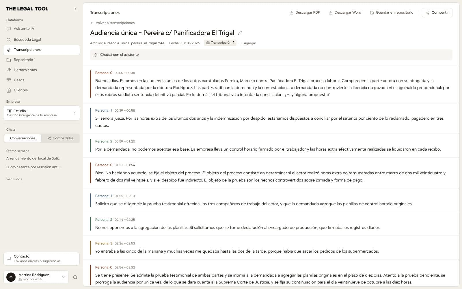 La transcripción de una audiencia única de un juicio laboral, con cada intervención separada por interlocutor, su tramo de tiempo y un color; arriba, los botones para descargarla en PDF o Word, guardarla en el repositorio, compartirla o chatear con el asistente sobre lo que se dijo