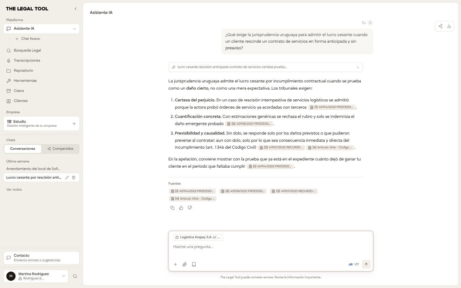 Conversación con el Asistente IA sobre el lucro cesante por la rescisión anticipada de un contrato de servicios: la respuesta explica tres requisitos que exige la jurisprudencia uruguaya, con citas a sentencias y al artículo 1346 del Código Civil, y en el cuadro del chat queda asociado el caso del cliente