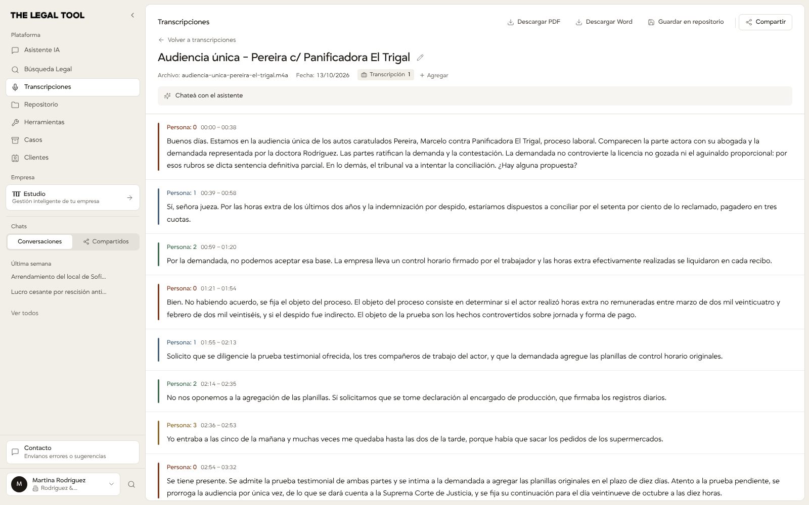 La transcripción de una audiencia única de un juicio laboral, con cada intervención separada por interlocutor, su tramo de tiempo y un color; arriba, los botones para descargarla en PDF o Word, guardarla en el repositorio, compartirla o chatear con el asistente sobre lo que se dijo